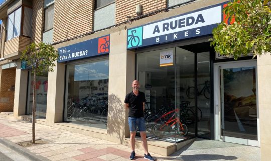 Isaac ha abierto un taller de reparación y venta de bicicletas en Ribaforada