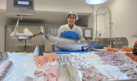 “Pescados y Mariscos Rebeca”, relevo generacional de una pescadería en Castejón